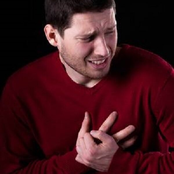 hombre sufriendo infarto