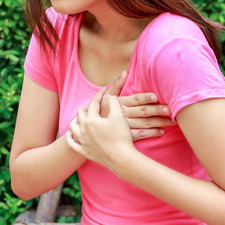 mujer sufriendo infarto