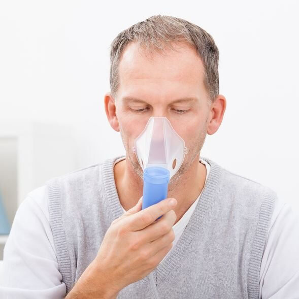persona con respirador